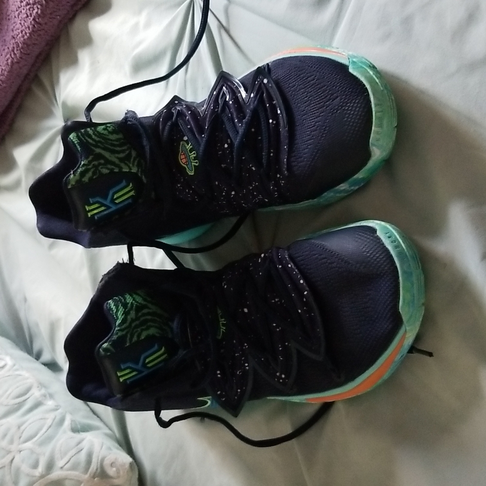 Nike Kyrie 5 UFO basketball sneakers